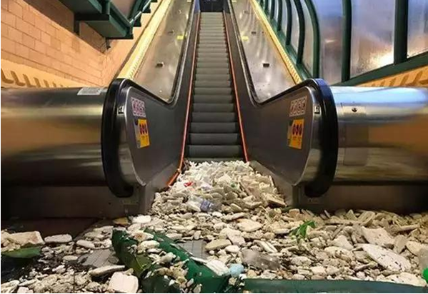 海水混杂着漂浮物涌入大楼内，积水退去只剩下沉淀物。